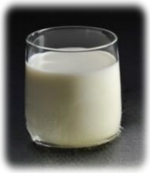 Ein Glas Milch mit schwarzem Hintergrund.