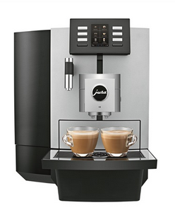 Jura X8 Kaffeevollautomat in Platin/Schwarz mit 2 Espresso Gläser.