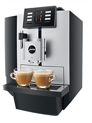 Jura X8 Kaffeevollautomat für Büro in Platin/Schwarz mit 2 vollen Milchkaffee Gläser.