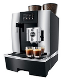 Jura X8 Kaffeevollautomat in Schwarz / Platin mit zwei Bohnenbehälter und zwei klaren Espressotassen halb befüllt.