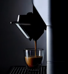 Nahaufnahme rechte Seite der Magic M1 mit halbgefülltem Espressoglas.