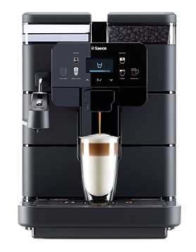 Kaffeevollautomat Saeco Royal mit Milchkaffeeglas unter dem Auslauf.