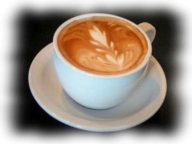 Weisse Tasse mit Cappuccino und braunem Milchschaum