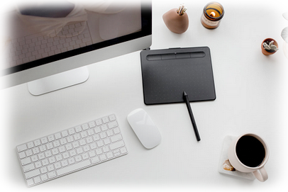 sauberer schreibtisch mit bildschirm tastatur und tasse kaffee im home office.