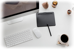 Sauberer Schreibtisch mit Bildschirm, Tastatur Tasse Kaffee im Home Office.