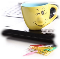 Lächelnde Kaffeetasse auf dem Laptop